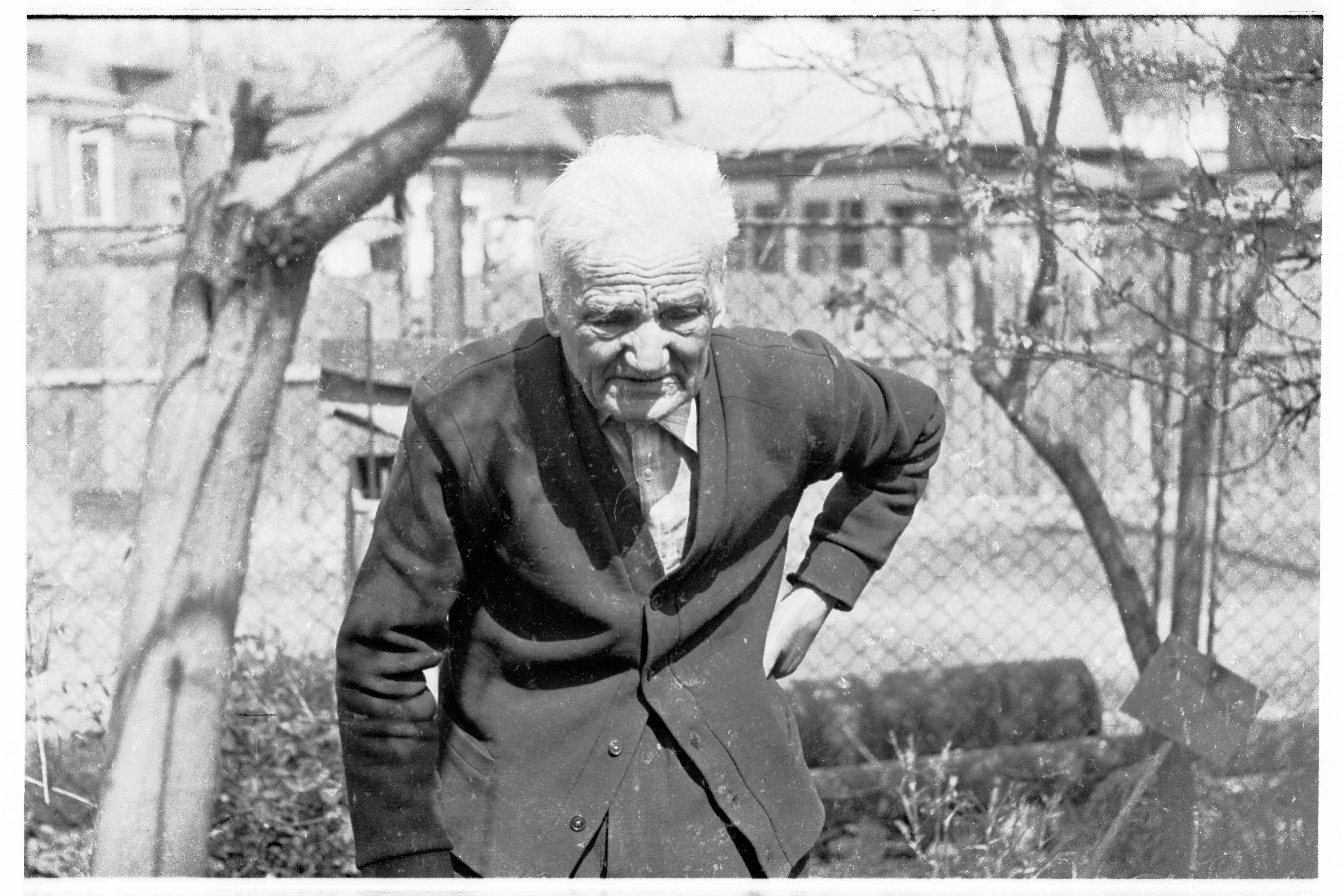 Propunere pe adresa autorităţilor/ O carte despre legendarul „moş Vanghele" de la Botanică