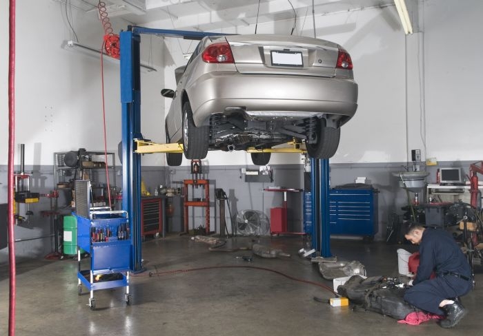 Mărirea taxelor de sevice va trimite în şomaj 15.000 de persoane şi va scumpi RCA şi CASCO