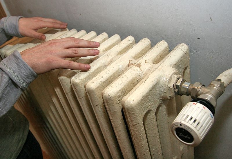 Deşi noaptea se înregistrează cel mult 5 grade Celsius, Apaterm nu porneşte căldura în Galaţi