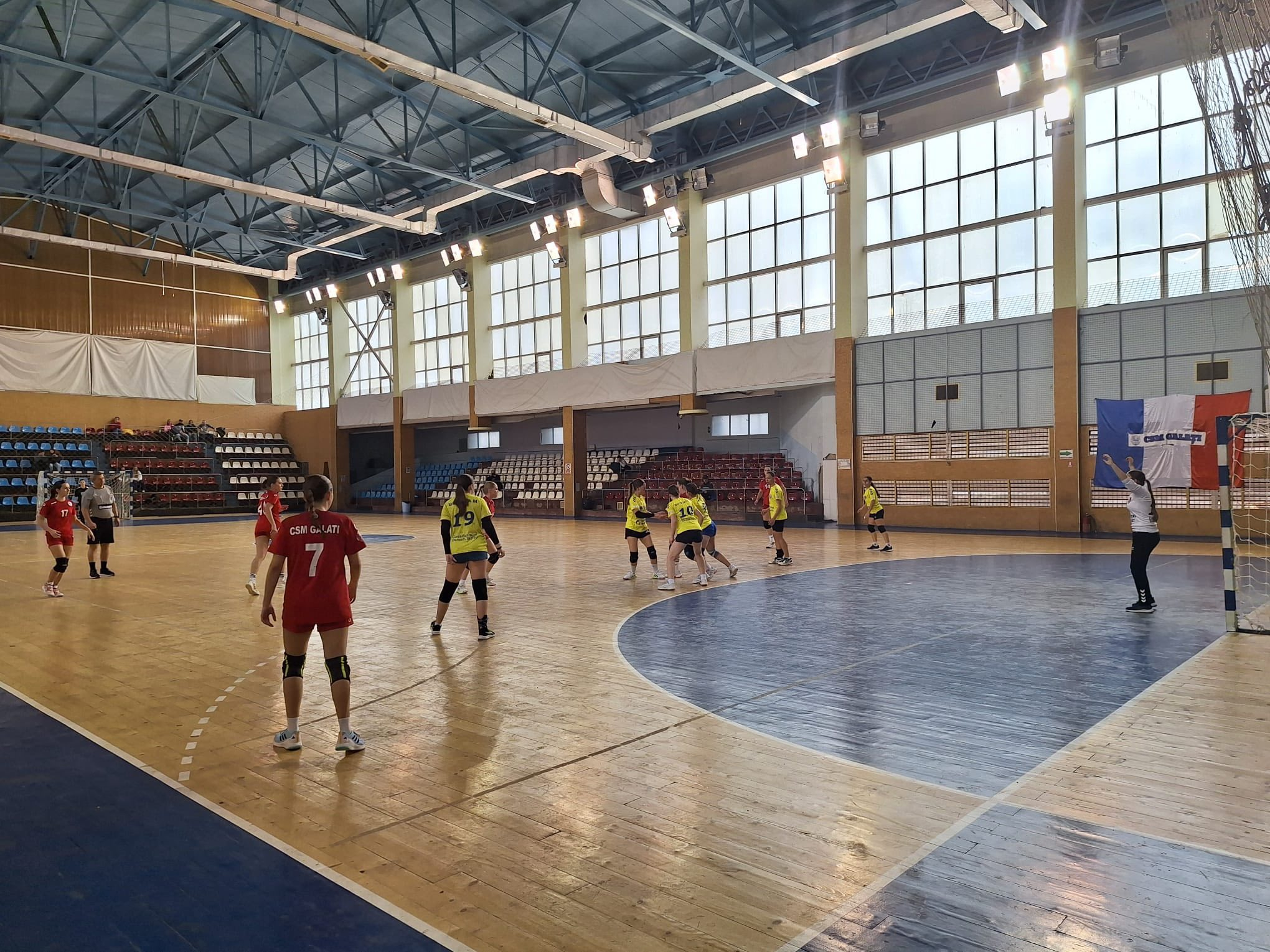 Dispute fierbinți pe semicerc ale junioarelor