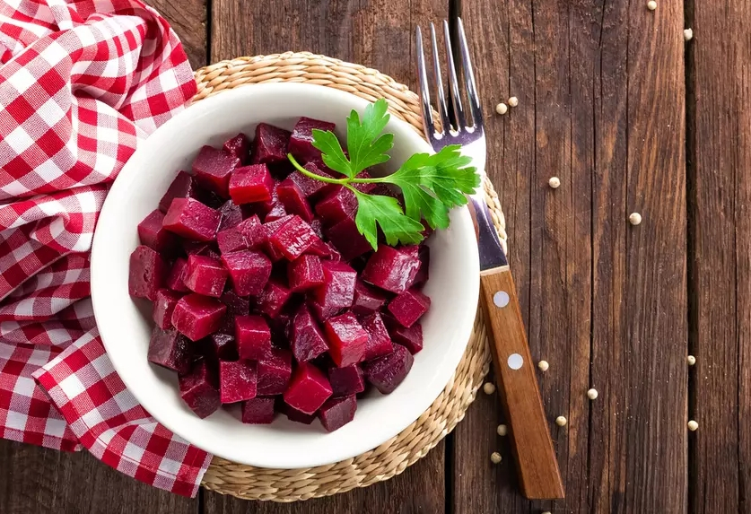 Salata de sfeclă roșie, o garnitură cu gust desăvârșit