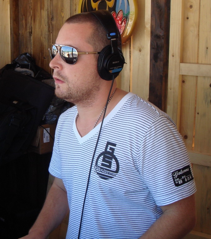 DJ Adrian Eftimie mixează în Divino