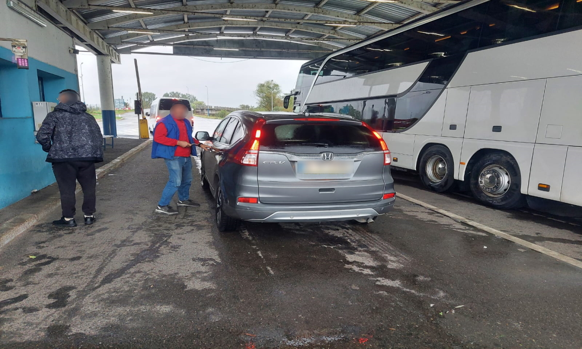 Şofer prins cu documente false la trecerea frontierei