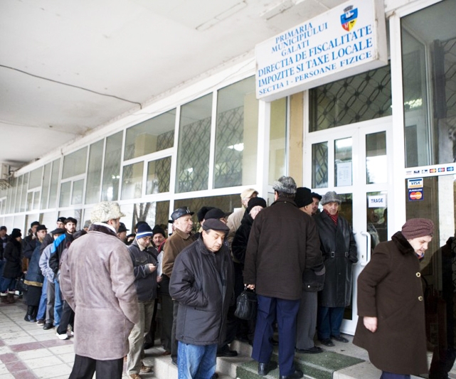 Gălăţenii s-au înghesuit la cozi să-şi plătească taxele şi impozitele
