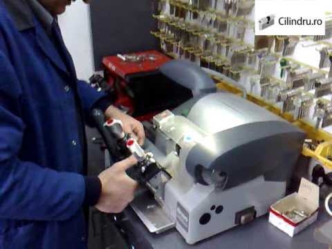 UTIL/ Cât costă şi cine mai face dubluri la chei