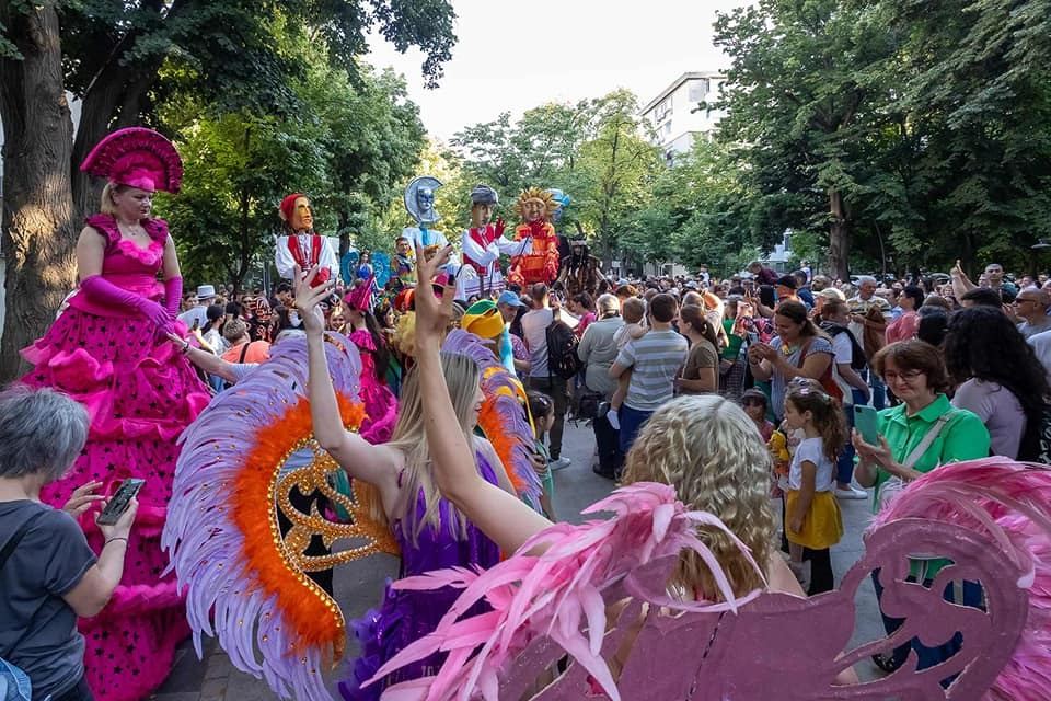 Dacă nu poți să-i convingi, zăpăcește-i!