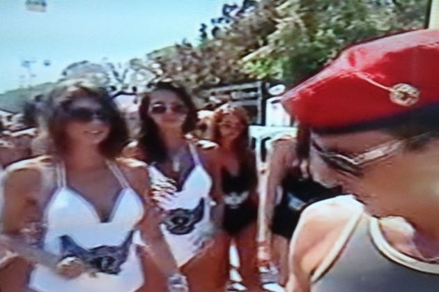 Radu Mazăre, la o secţie unde a venit însoţit de tinere în costume de baie: Hai, fetele, alinierea la vot