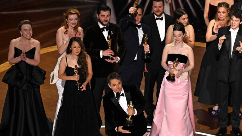 Cabotinilor politici din România li s-a făcut de brățări