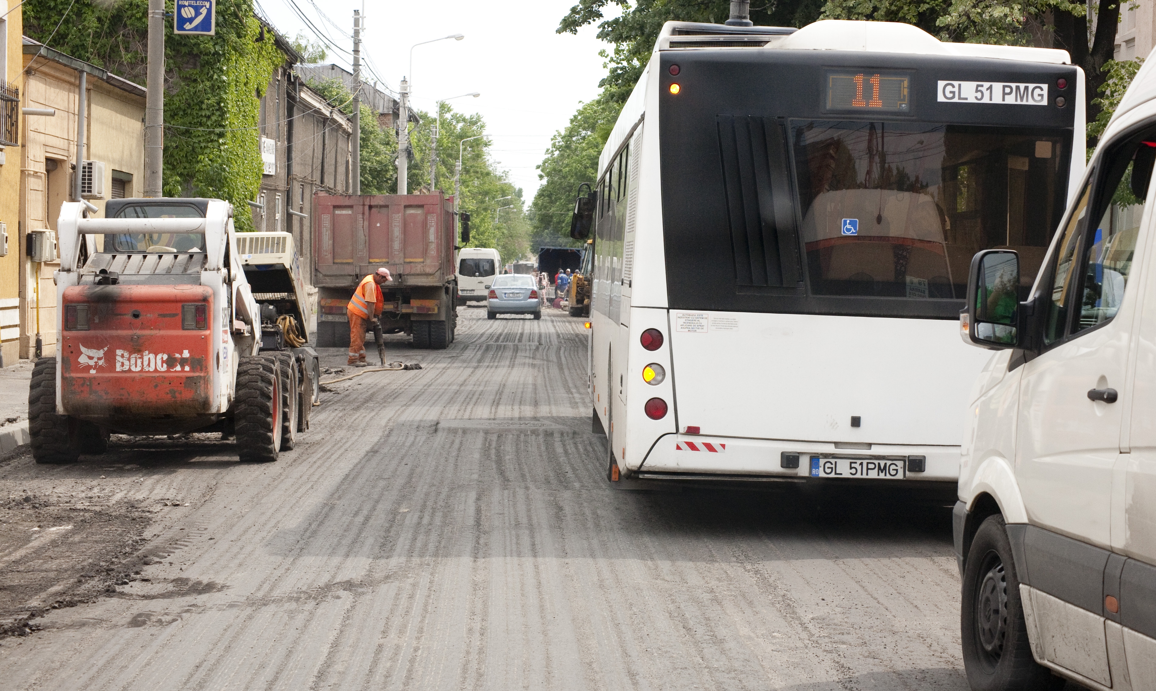 Şoferii din Galaţi fac slalom printre utilaje pe strada Nicolae Bălceascu