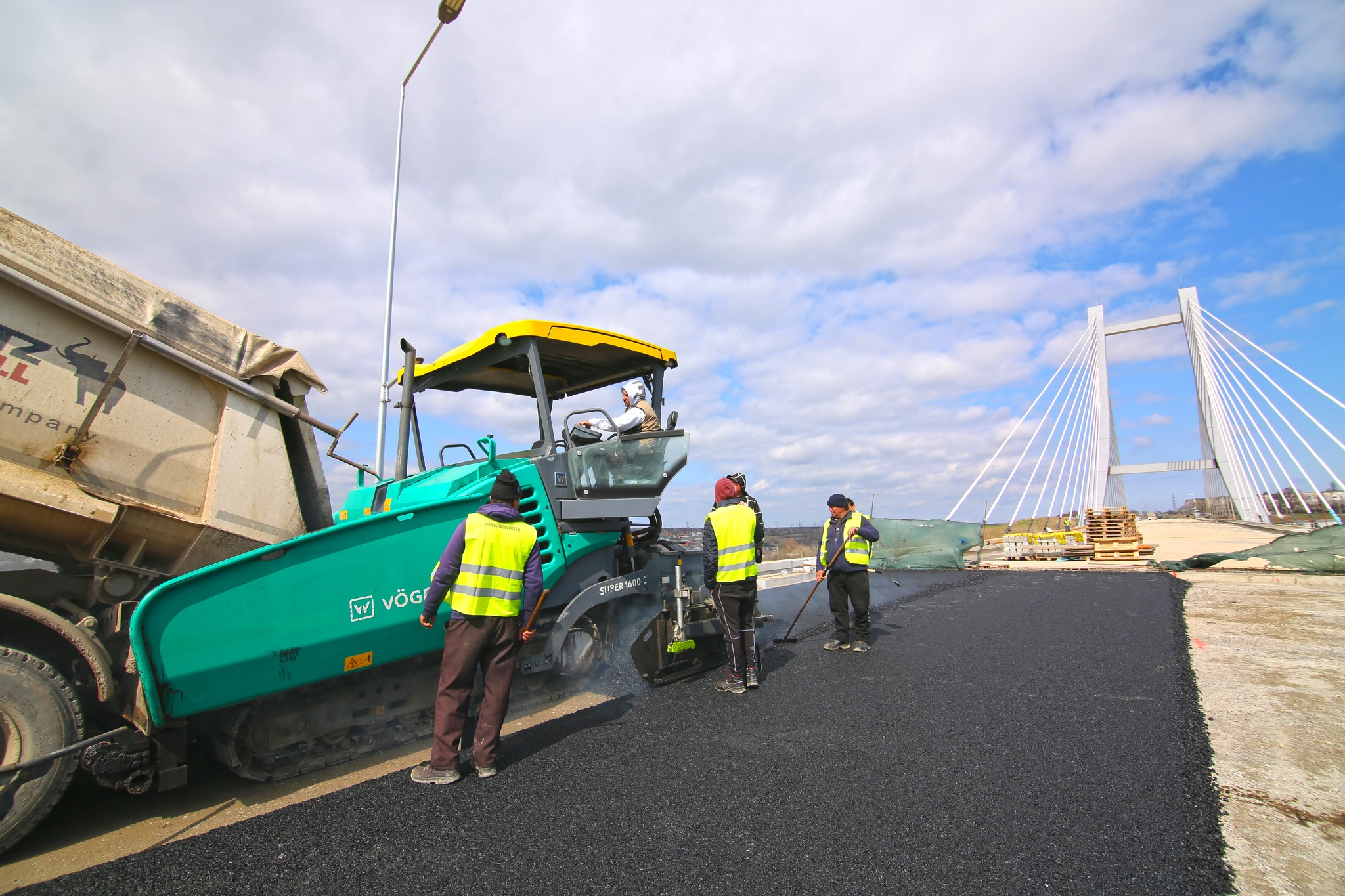 Lucrări de asfaltare la rampele de acces pe podul hobanat de pe Drumul de Centură