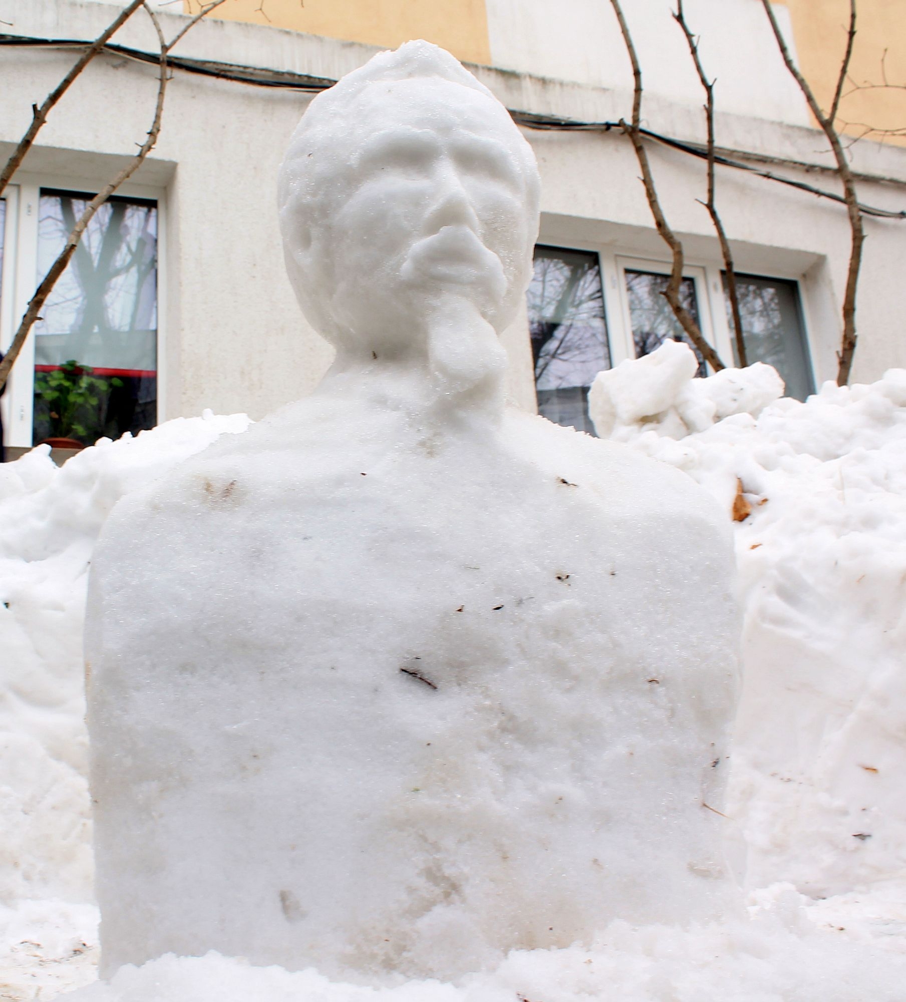 INEDIT | La Galați, bustul lui Cuza expus între blocuri