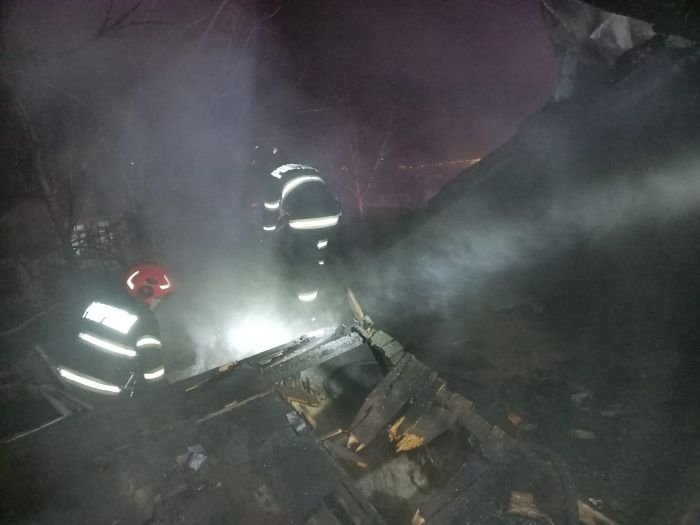 O familie cu copii a rămas fără casă de Crăciun. Un incendiu le-a luat tot