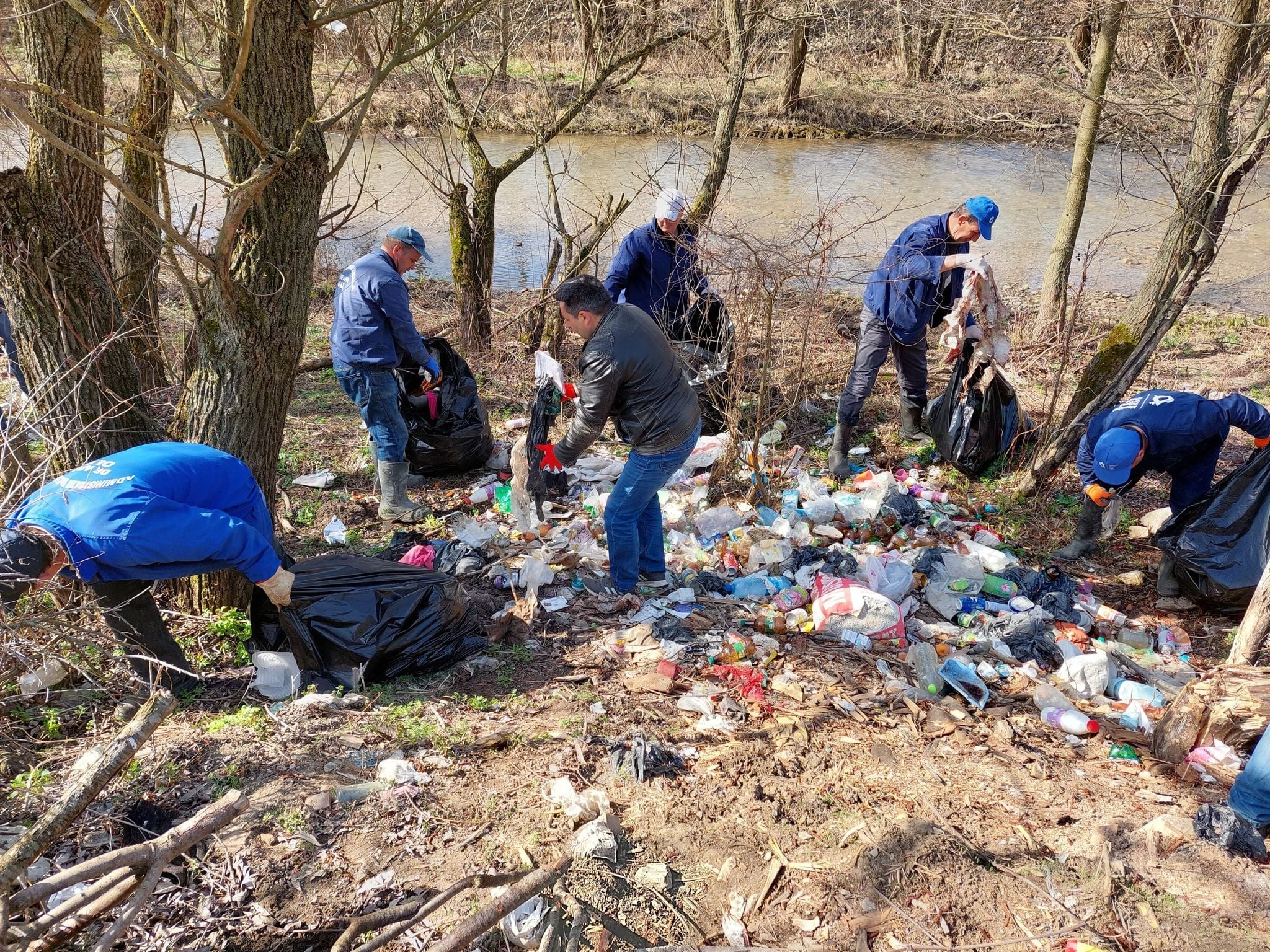 Peste 500 de tone de deșeuri, adunate în aprilie, în campania „Curățăm România”