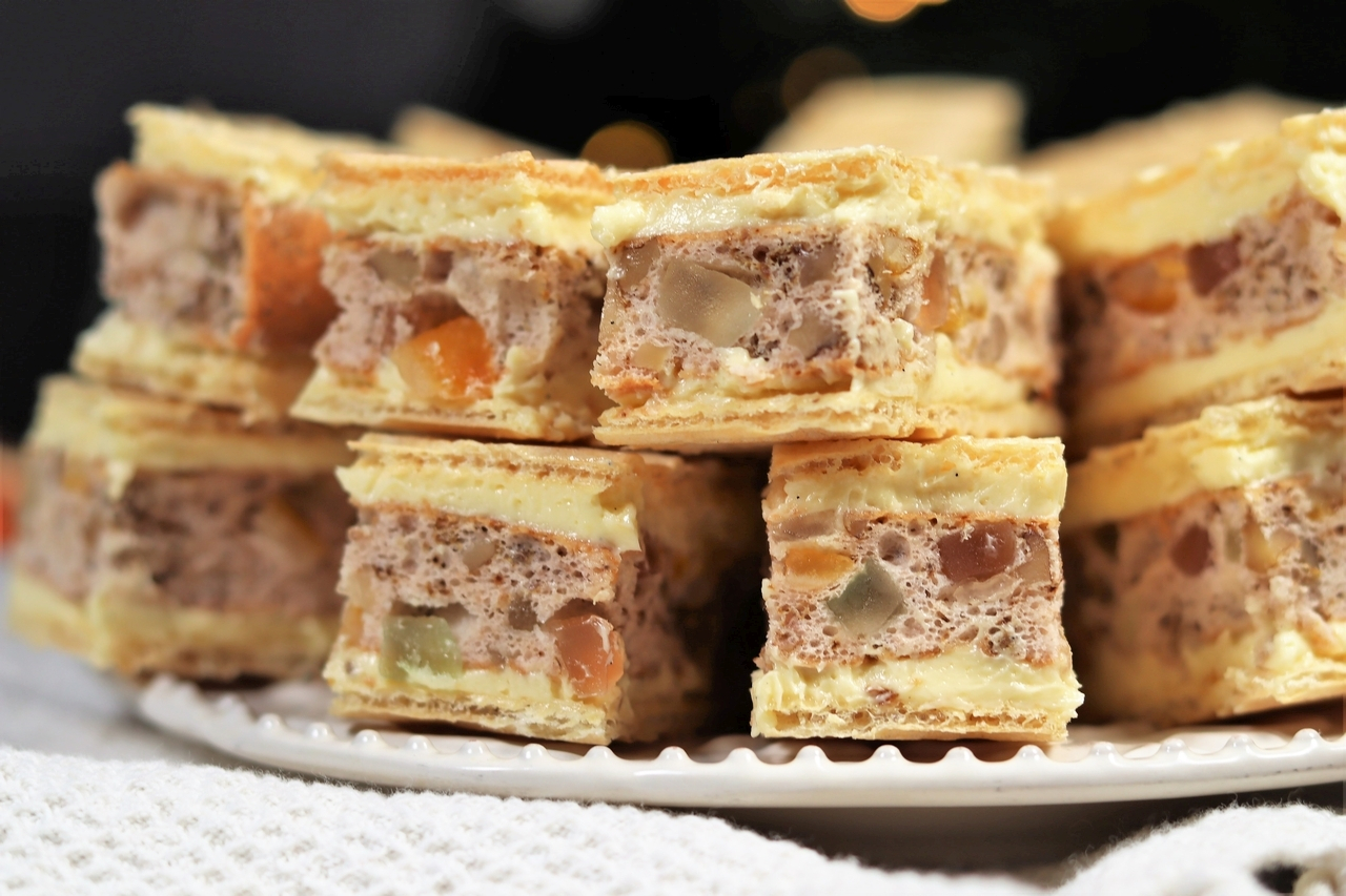 Prăjitură „mozaic” cu nucă și rahat, desert ideal de weekend