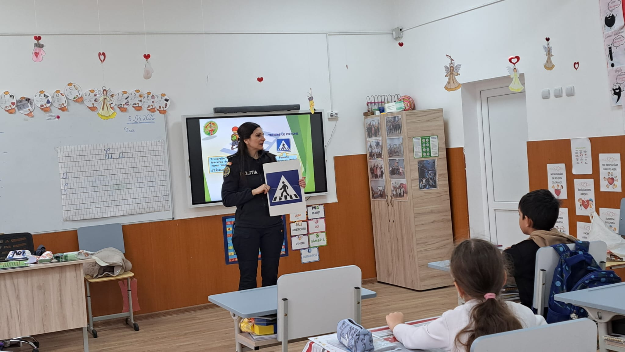 Peste 850 de elevi de clasa I învață de la polițiști cum să fie în siguranță