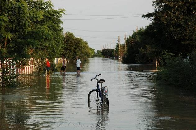 Sute de gopodării sunt sub apă în comuna Costache Negri 
