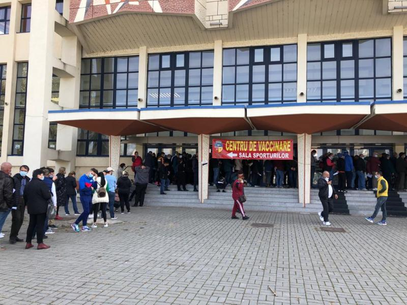 Sute de gălățeni se înghesuie la centrele de vaccinare. Schimbare de atitudine şi cozi uriaşe