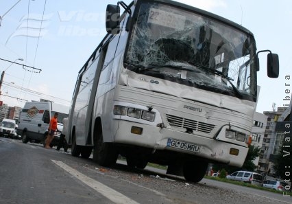 Autobuz făcut sandviş, pe Brăilei