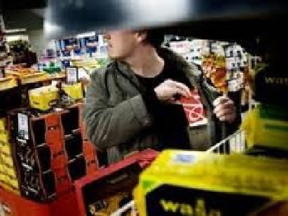 Incredibil, dar adevărat! Vezi ce le-au spus doi tineri din Tecuci jandarmilor care i-au prins furând cosmetice dintr-un supermarket