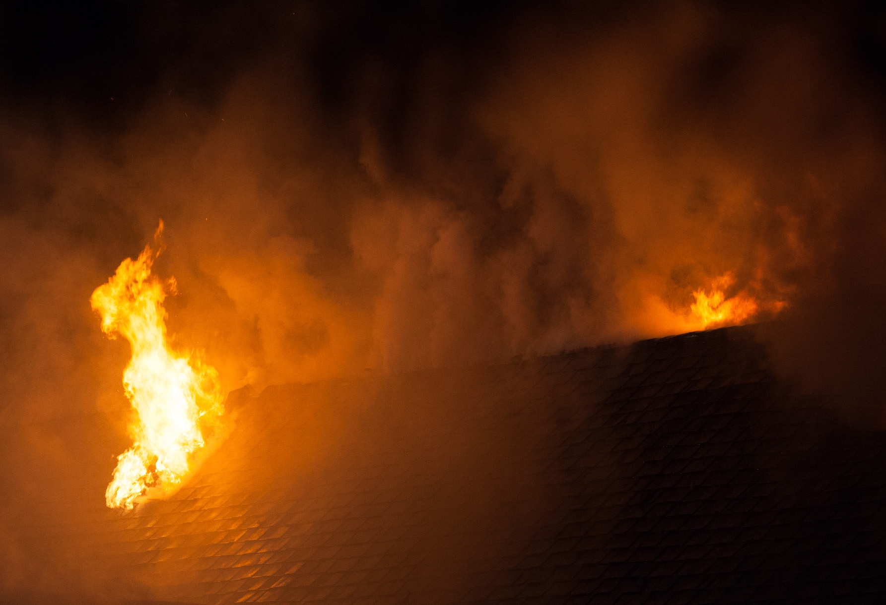 Acoperiş în flăcări, într-o comună din Galaţi. Ce a provocat incendiul