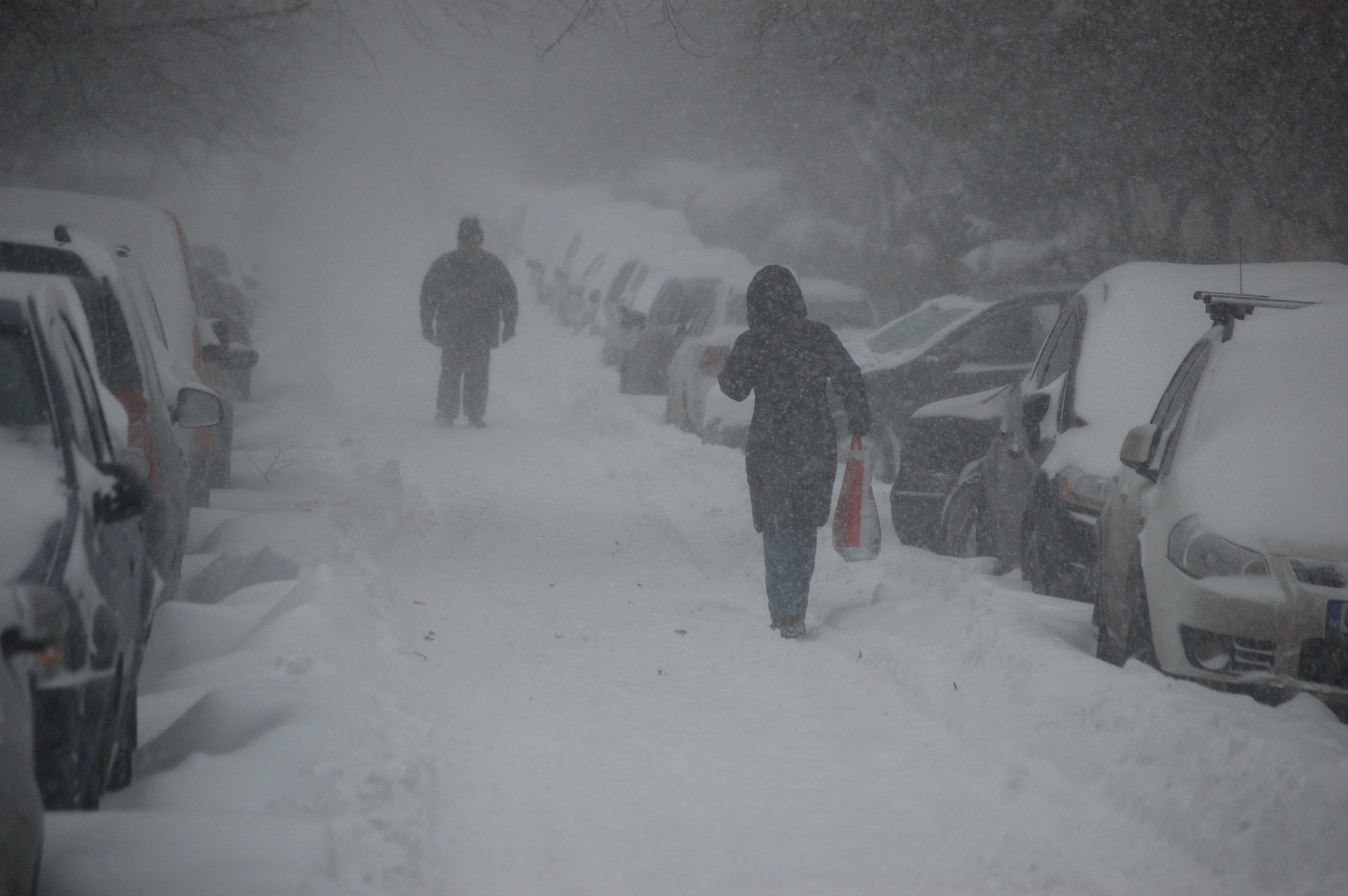 Oameni fără acoperiş deasupra capului, la adăpost de vremea dezlănţuită