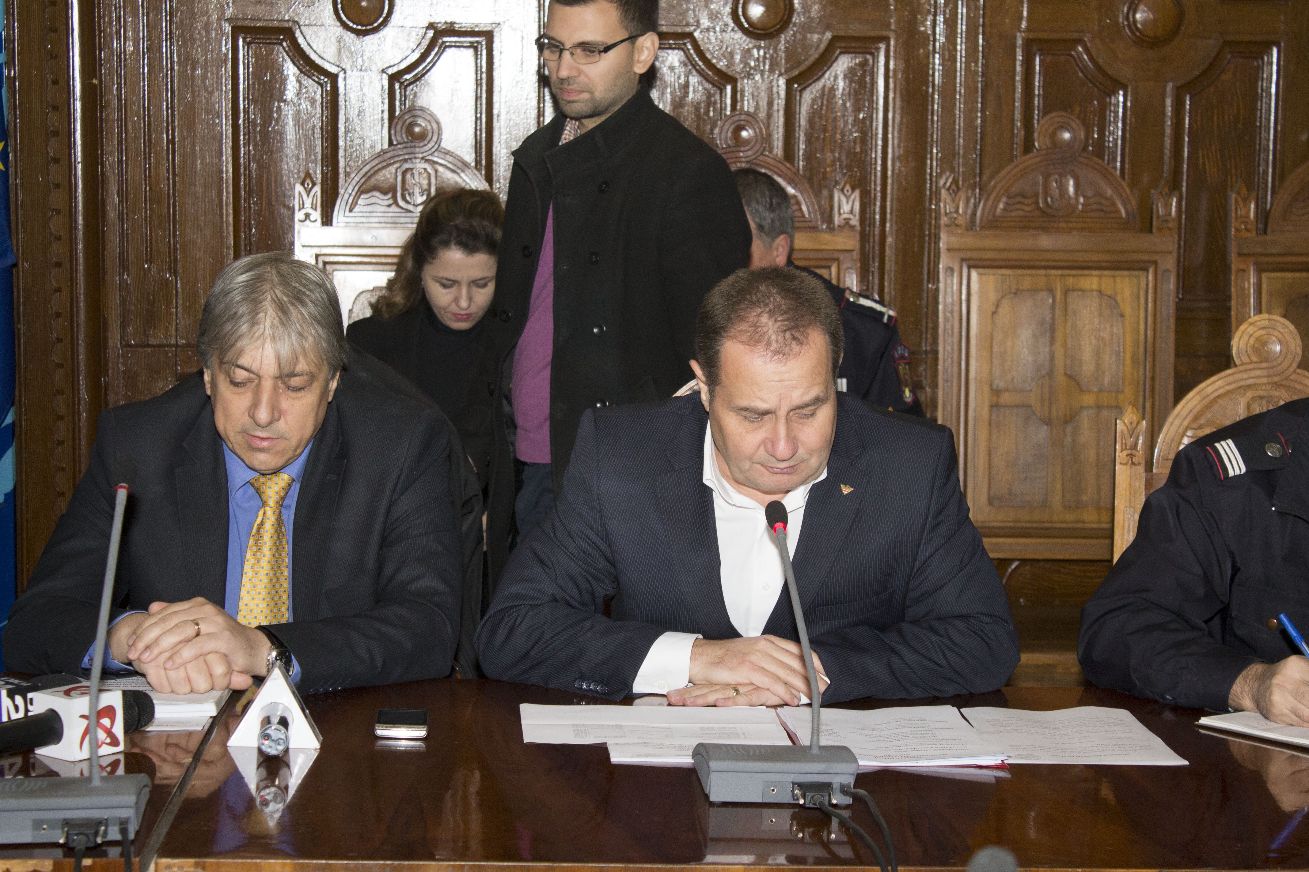 Datori vânduţi! FACTURA curentă a APATERM se ridică la 35 de milioane de lei