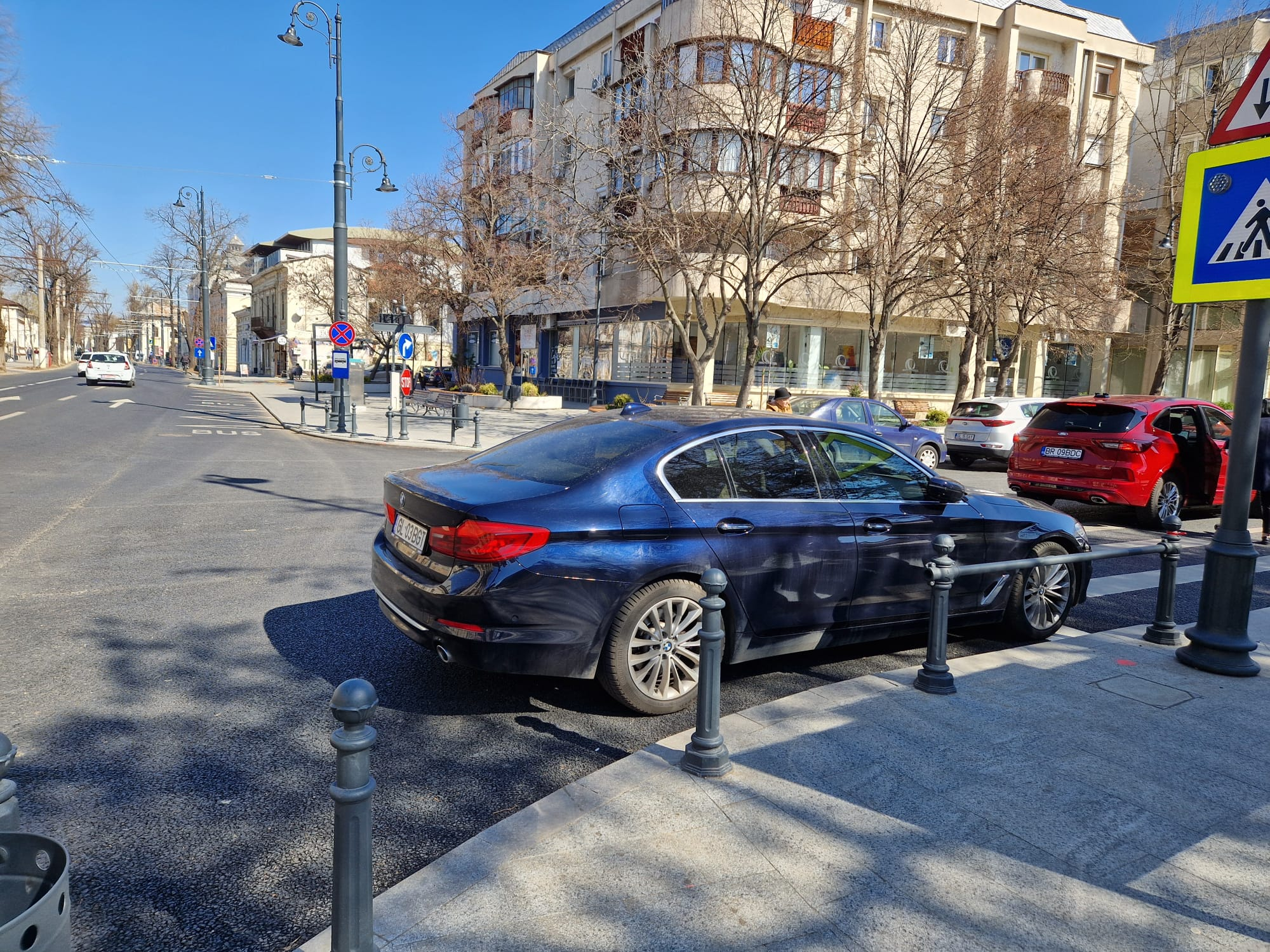 Poza zilei. Parcare de toată lauda în intersecţie