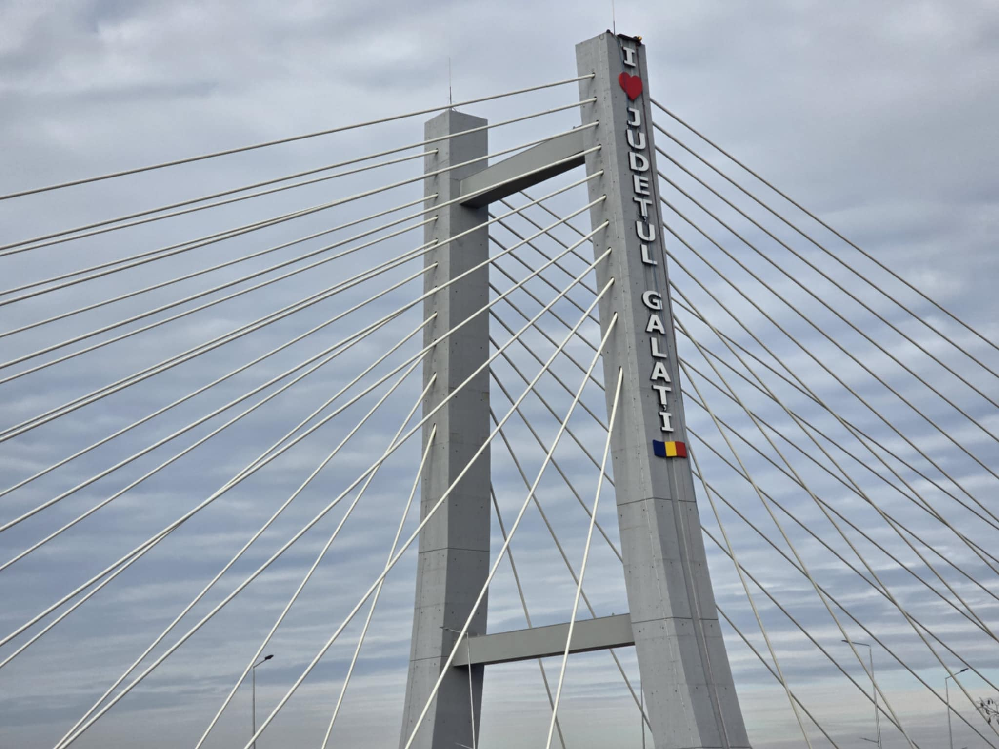 Podul hobanat de pe Centură are firmă luminoasă