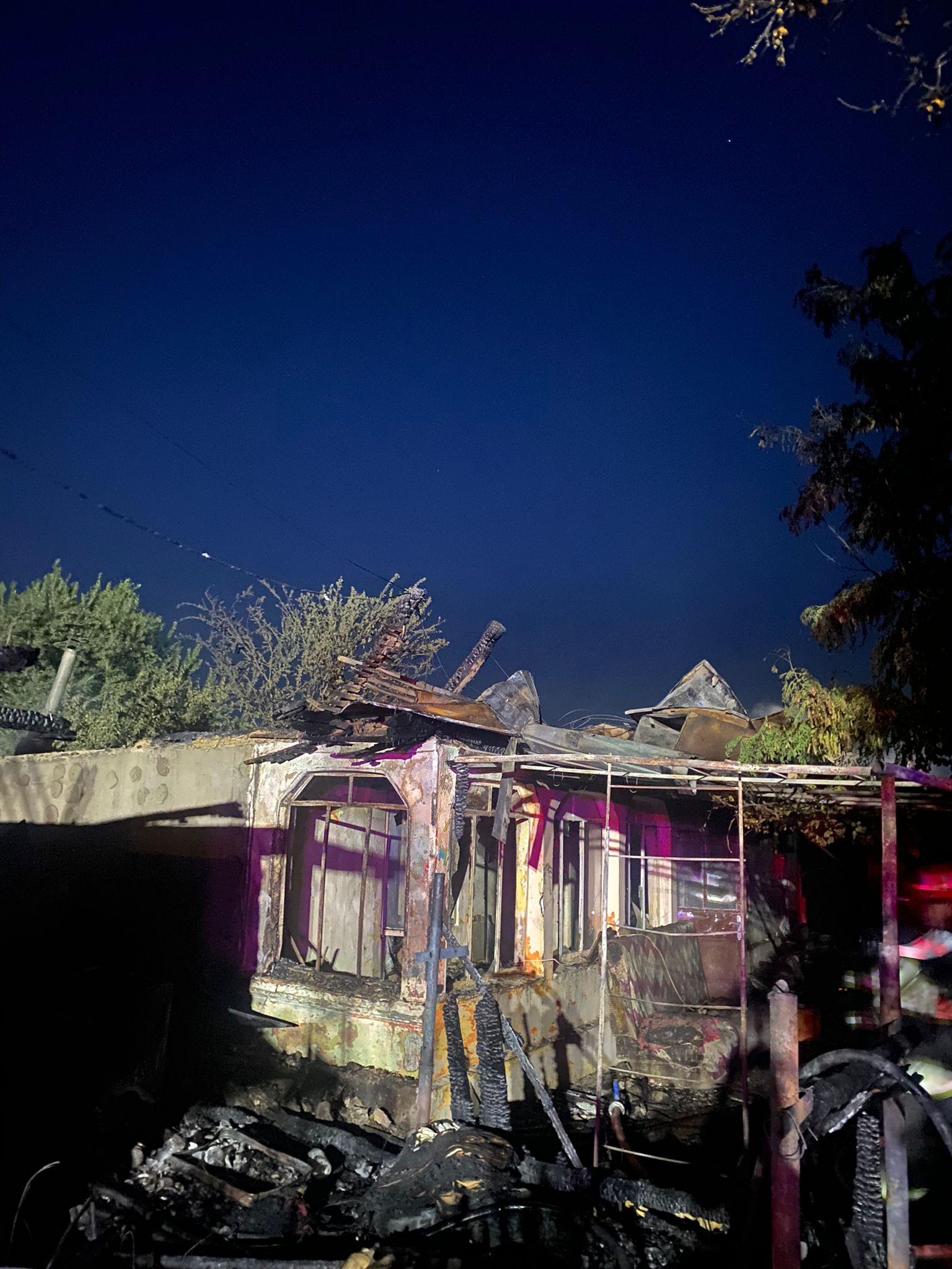 Dezastru în miez de noapte! Două case s-au făcut scrum de la o țigară