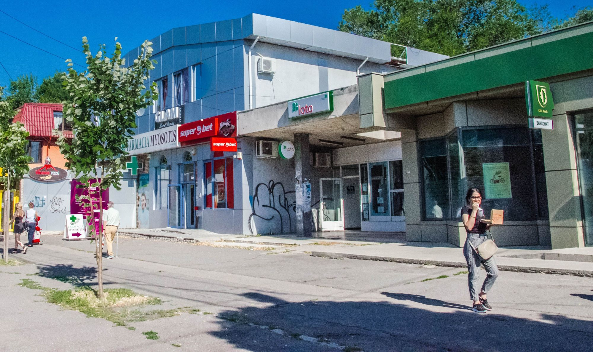 Cum se poate degrada un cartier central prin neglijenţă. Ţiglina 2 sau sistematizare ratată în mizerie. FOTO