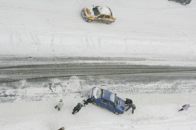 Deszăpezire pe sărite la Galaţi/ Zona trecerii Bac şi bulevardului Falezei, necurăţate