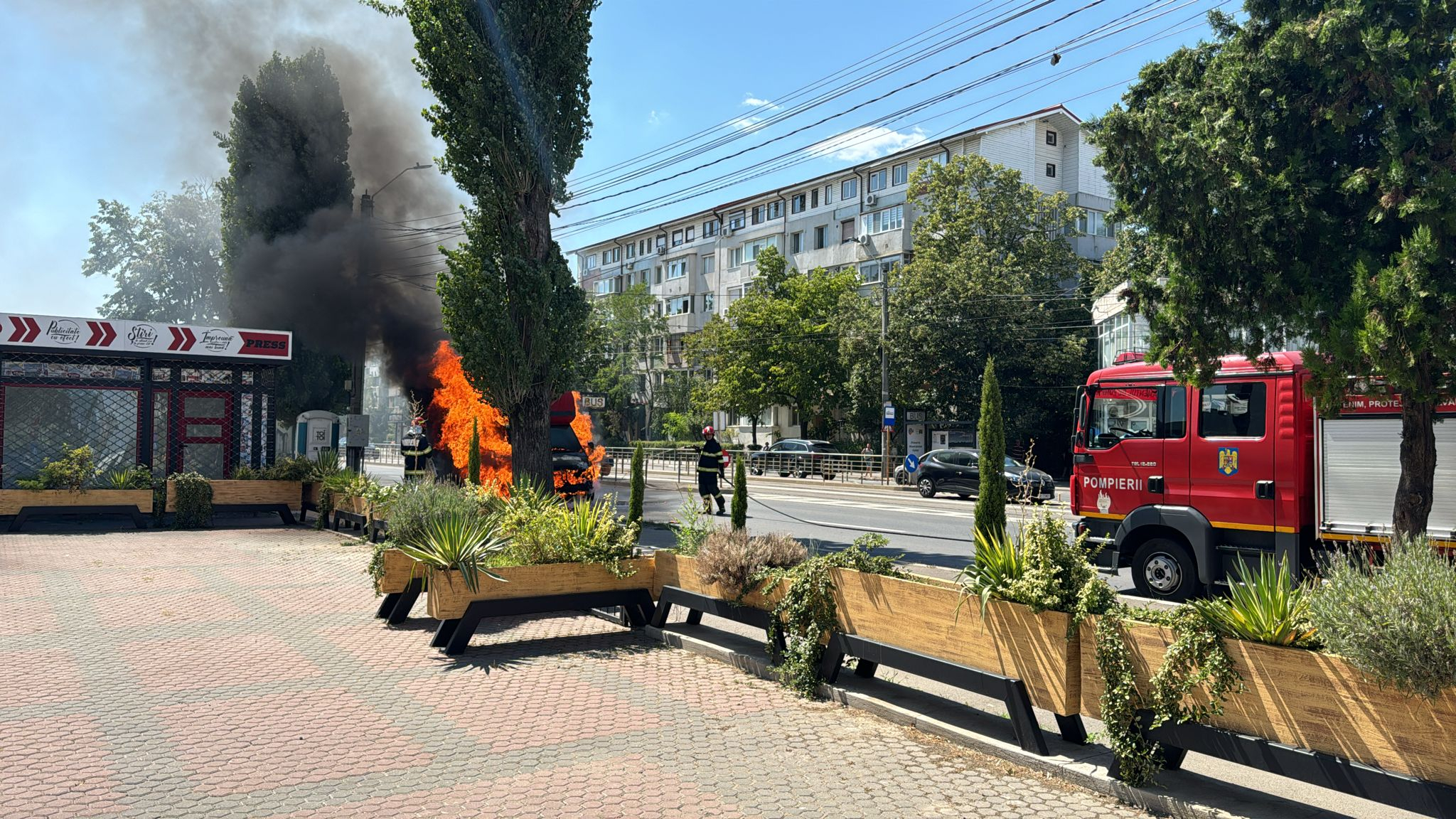 Un camion plin cu plastic a luat foc la câțiva metri de o benzinărie (VIDEO)