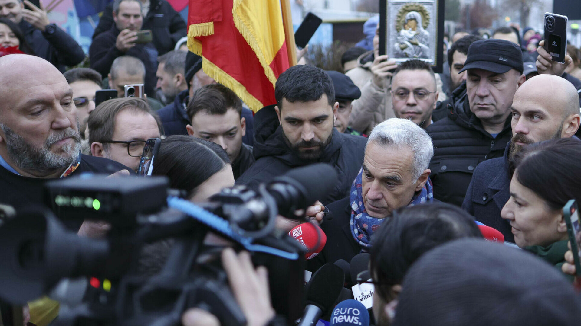 Circ politic la secția de votare cu Călin Georgescu și susținătorii săi