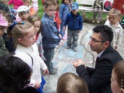 Desene pe asfalt şi cadouri de la Primărie