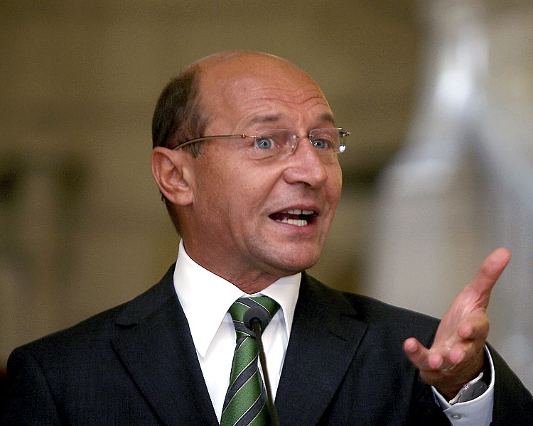 UPDATE Comandantul Traian Băsescu nu părăseşte vasul România 