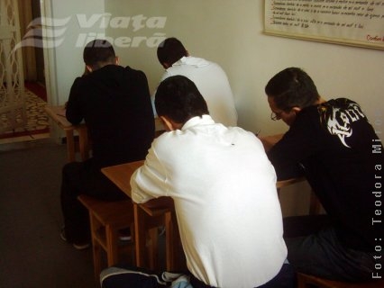 Tinerii deţinuţi vor să facă liceul