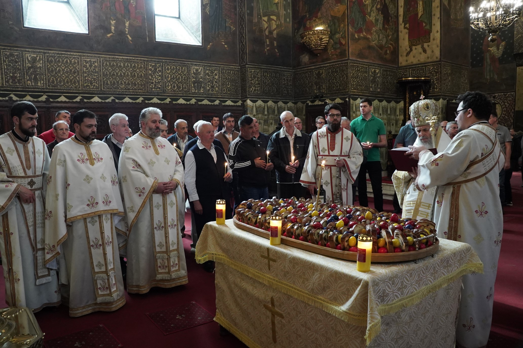 Cozonac și ouă roșii,  împărțite de Paștele Blajinilor