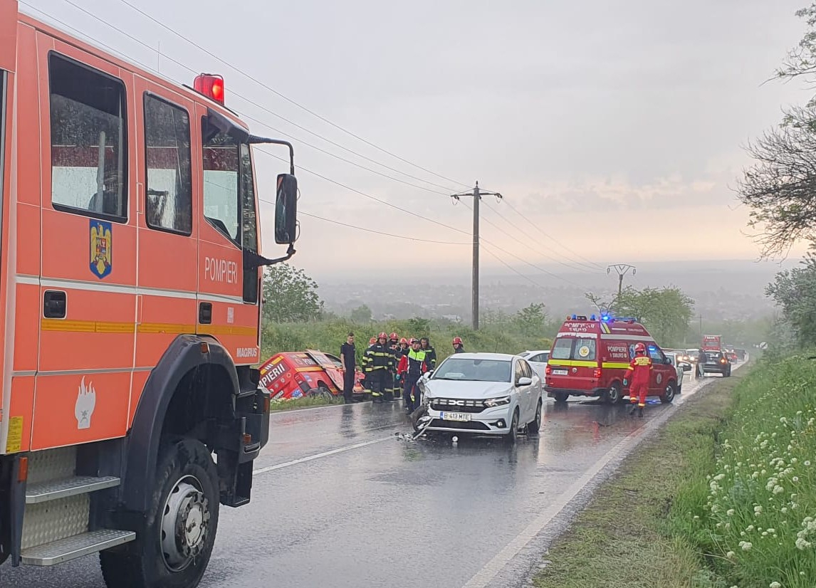 O autospecială a ISU Galați, plină cu pompieri, implicată într-un accident rutier