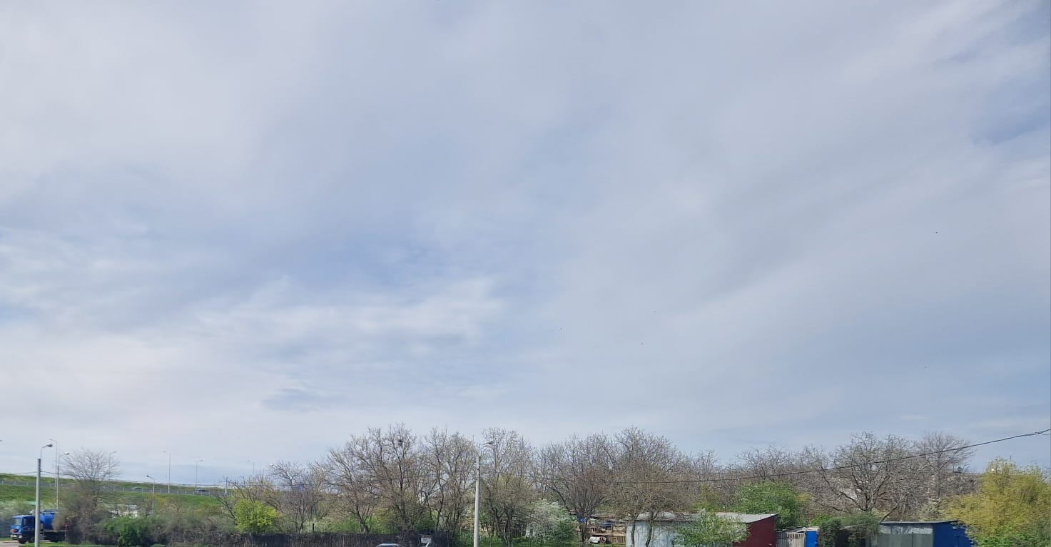 Cer înnorat şi temperaturi în scădere