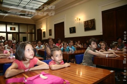 Clubul curioşilor şi Cafeneaua culturală - Vacanţă activă pentru elevi