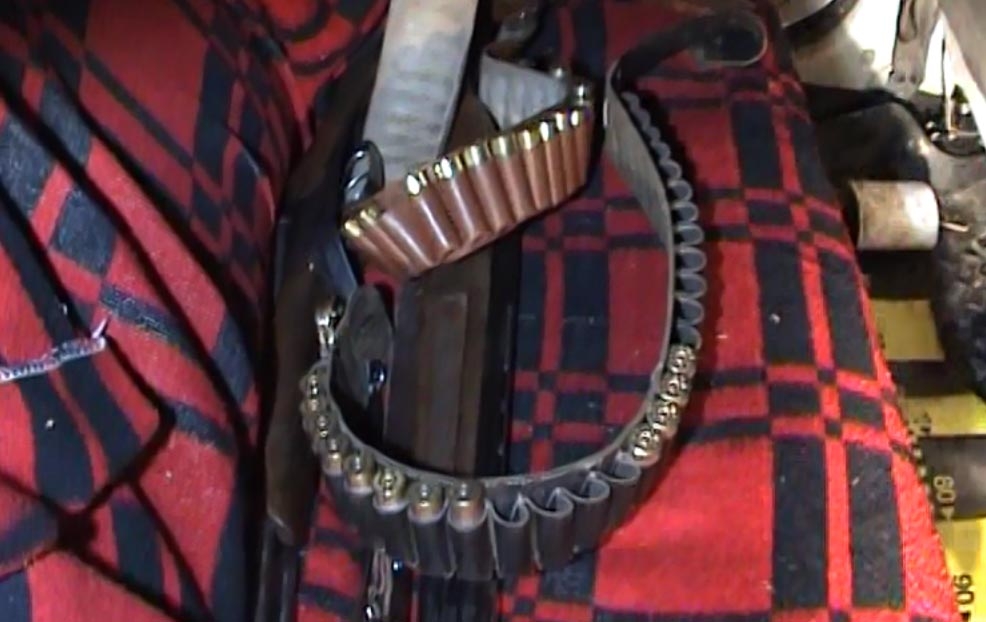 Braconieri dotaţi cu un adevărat arsenal, prinşi de către poliţişti (VIDEO)