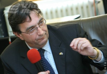 Piciorul nou-născutului, rupt în Spitalul Judeţean