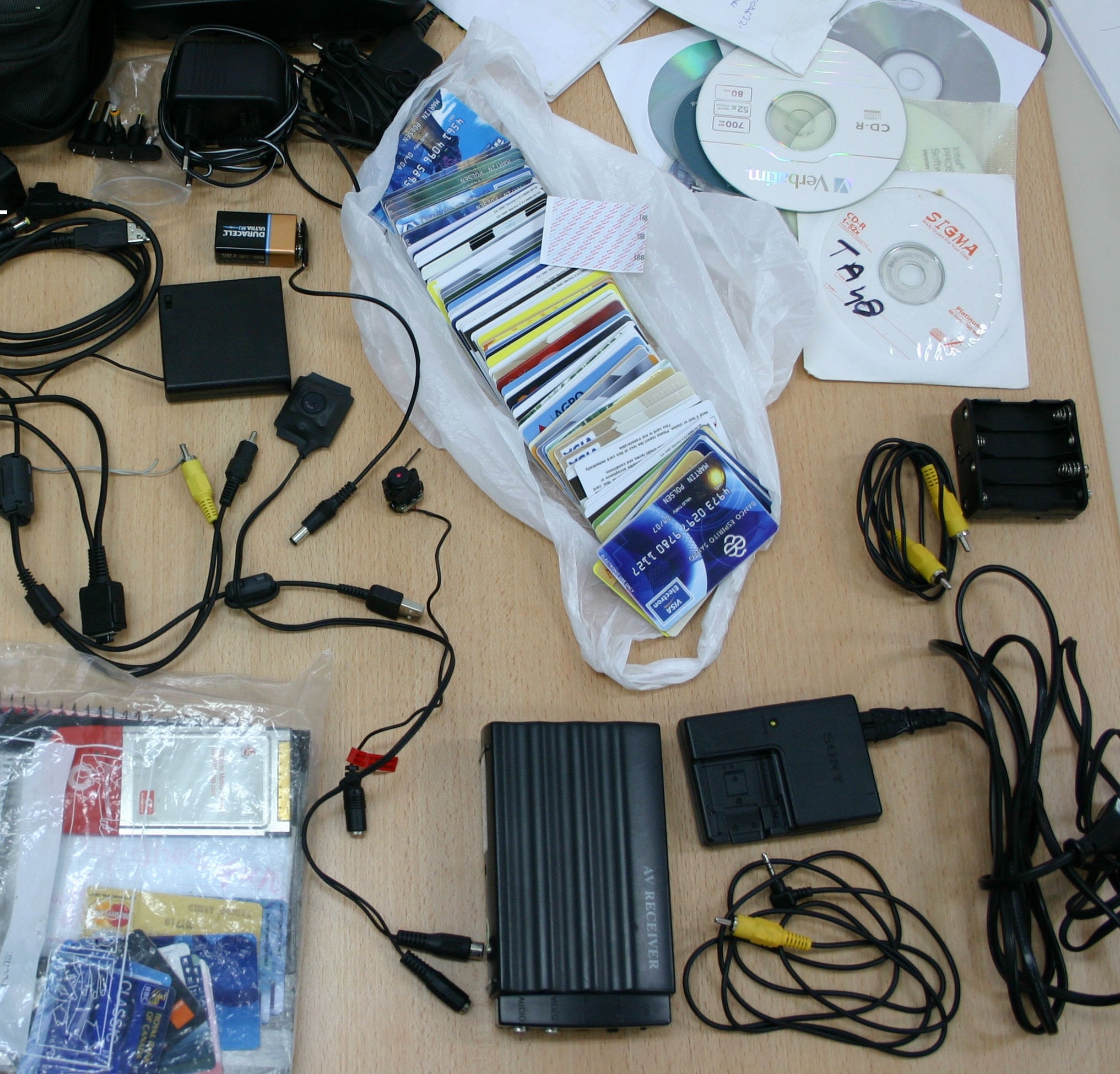 Un gălăţean acuzat de escrocherii cu carduri clonate a fost arestat la Craiova