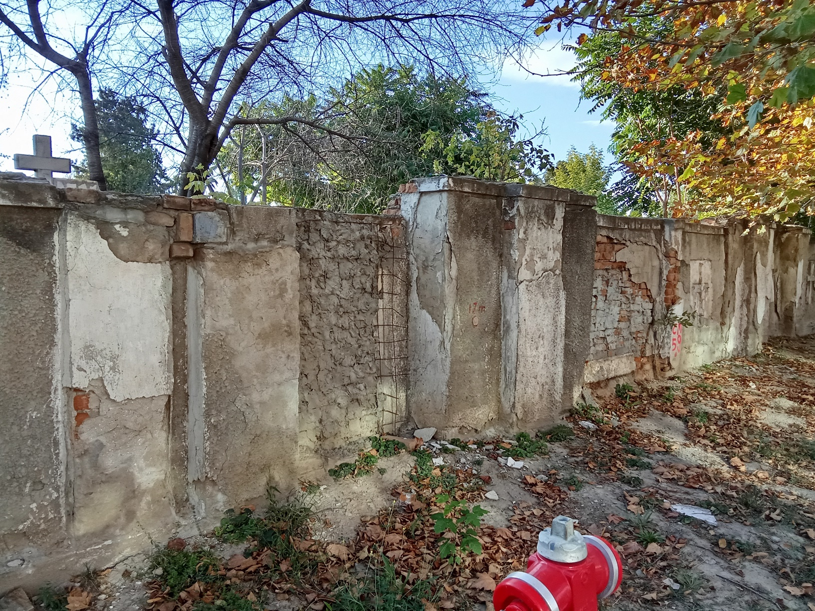 Licitație pentru repararea gardului distrus al Cimitirului „Eternitatea”