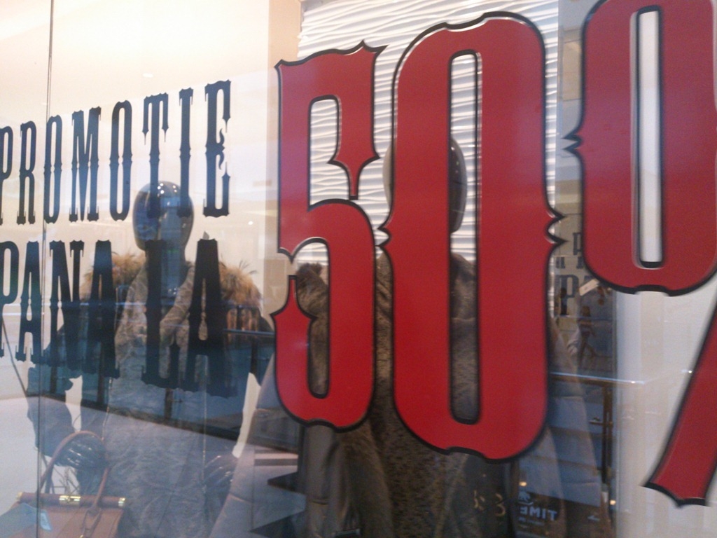 START LA PROMOŢII/ Cum evitaţi să picaţi în plasa FALSELOR REDUCERI