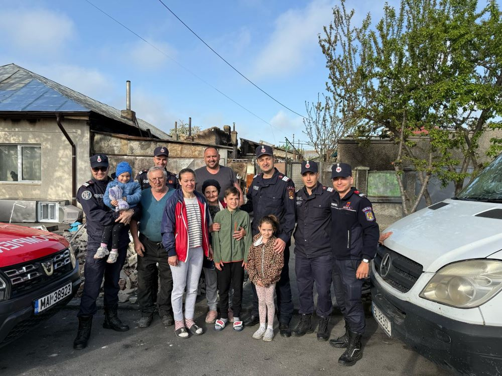Două familii cu 11 membri, fără acoperiș de Paște. Pompierii i-au salvat și au strâns bani (FOTO)