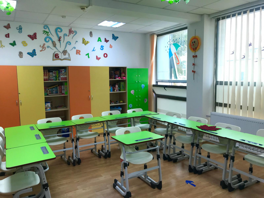 Elevul Gogu din mijlocul semicercului