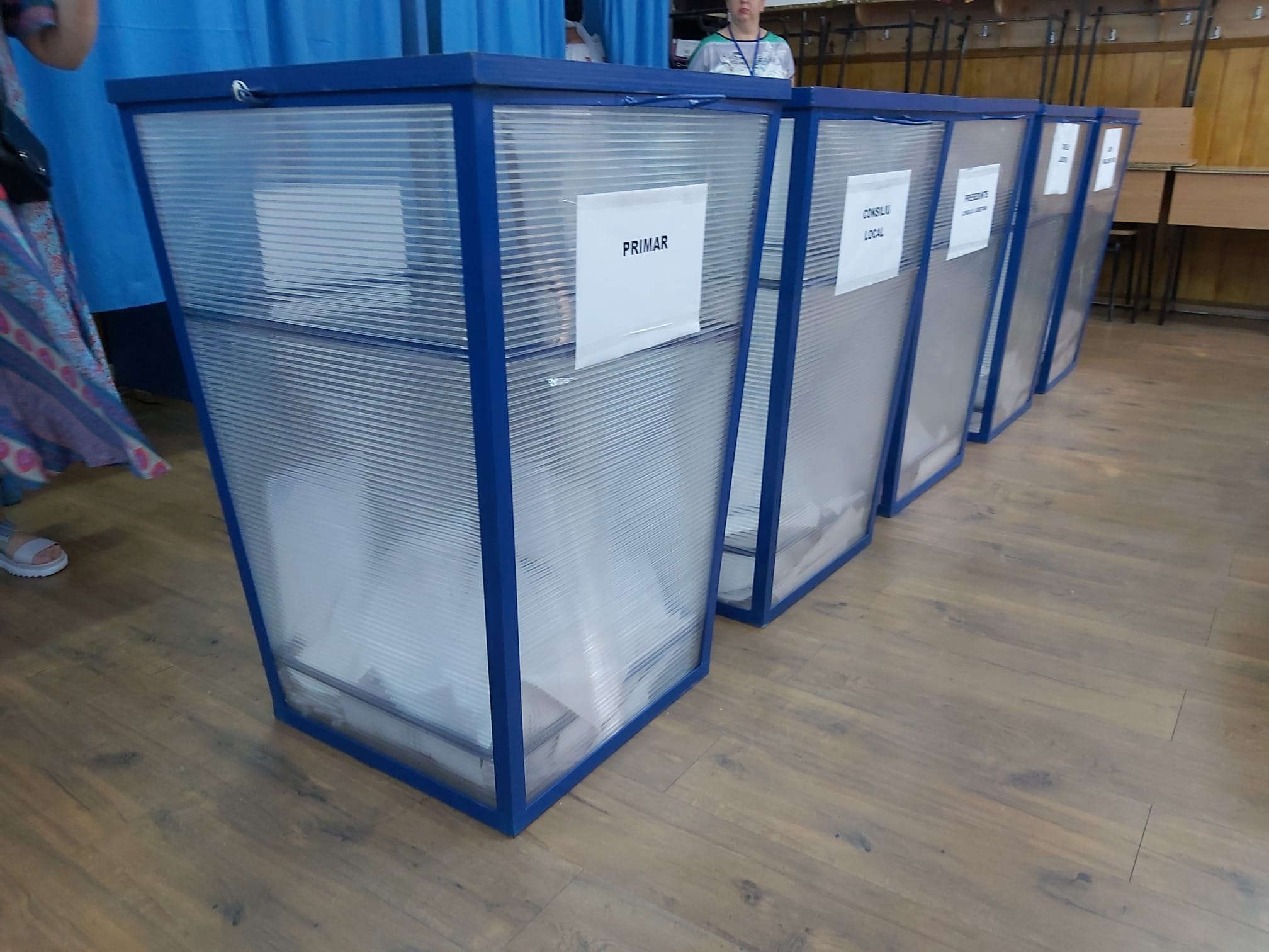 Coadă la vot, dimineaţă, la Secţia nr. 97