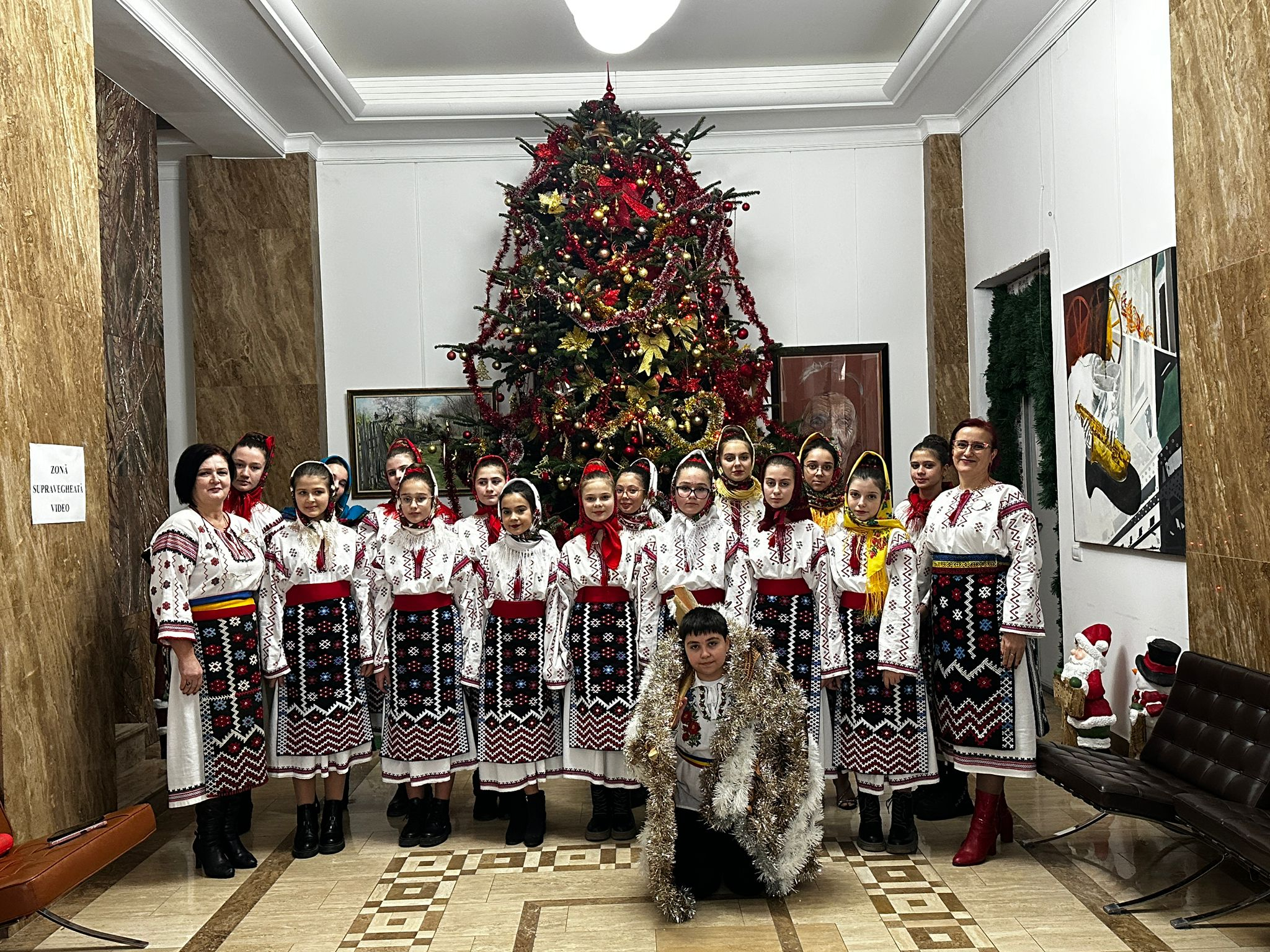 Colindă cu suflet, ca la bunii gospodari, de la elevii Școlii Gimnaziale nr. 1 din Rediu (VIDEO)