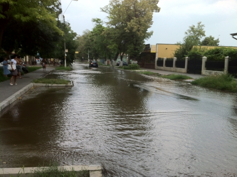 Strada Aurel Vlaicu s-a transformat într-un adevărat lac (FOTO)